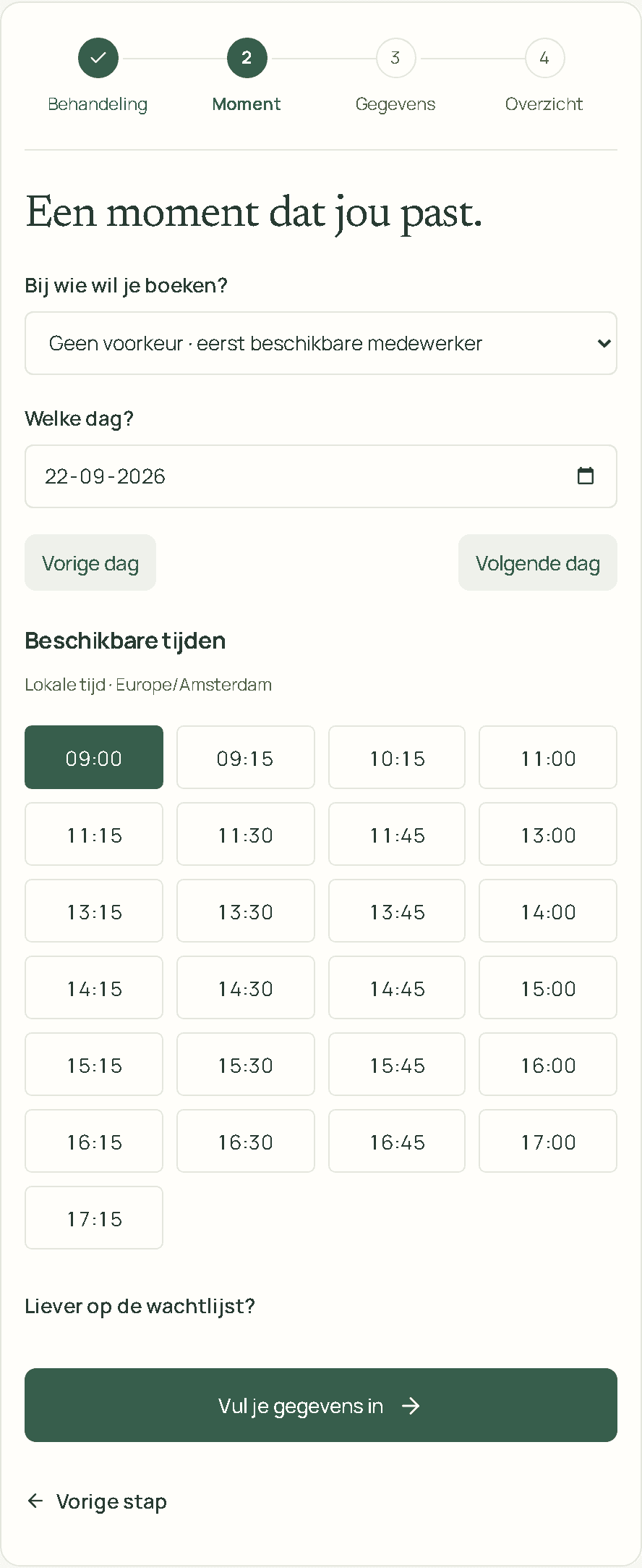 De boekingspagina: een klant kiest een medewerker, datum en beschikbaar tijdstip en gaat daarna naar de contactgegevens.
